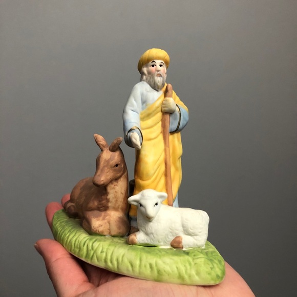 Nativity Ceramic Advent Wreath - Picture 6 of 12